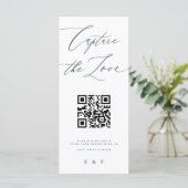 Die Liebe erfassen | Blue White Monogram Foto Sign Menükarte (Stehend Vorderseite)