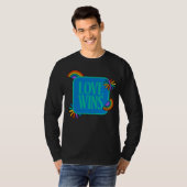Die Liebe gewinnt. Gay Regenbogen lgbtq T-Shirt (Vorne ganz)