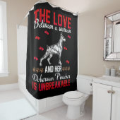 Die Liebe ist unzerbrechlich Doberman Pinscher Duschvorhang (Beispiel)