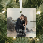 Die Liebe meines Lebens Ornament Aus Glas<br><div class="desc">Die moderne Art,  das Foto der Paare mit ihren Namen und dem Datum ihres besonderen Tages auf einem Weihnachtsbaum zu haben,  beinhaltet auch Personalisierung .</div>