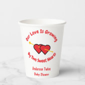 Die Liebe wächst um zwei Herzenszüge Pappbecher (Vorderseite)