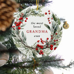 Die liebste Oma aller Zeiten Keramik Ornament<br><div class="desc">Lass Oma weiß, wie sehr sie in dieser Urlaubssaison geliebt wird mit diesem wunderschönen botanischen Festkranz in Aquarellfarbe, der mit Winterblättern und roten Beeren verziert ist Weihnachtsschmuck. Der Text liest - die beliebteste GRANDA je mit der Möglichkeit, Namen von Enkelkindern auf der Rückseite hinzufügen. Niedliches Geschenk für Oma zu Weihnachten!...</div>