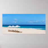 Die Liegestühle am Strand Poster (Vorne)