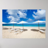 Die Liegestühle am Strand Poster (Vorne)