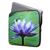 Die Lila Wasserlilie Laptopschutzhülle (Vorderseite Links)