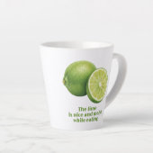 Die Limette, saftige, frische grüne Frucht Milchtasse (Rechte Ecke)