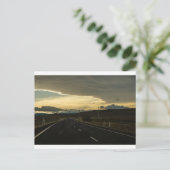 Die Long Road Zuhause - Auto auf der Autobahn Postkarte (Stehend Vorderseite)