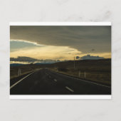 Die Long Road Zuhause - Auto auf der Autobahn Postkarte (Vorderseite)