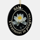 Die Lotus-Blume im Behandlungsraum stört nicht Keramik Ornament (Rechts)