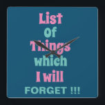 Die lustige Erinnerung für vergessene Menschen Quadratische Wanduhr<br><div class="desc">Funny Erinnerung für vergessene Leute Square Wall Clock mit einem lustigen Zitat aus der Erinnerung - Liste der Dinge,  die ich vergesse !!!</div>