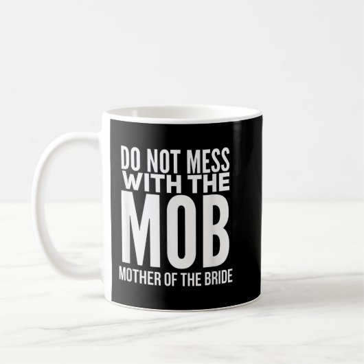 Die lustige Mutter des Bride Graphic Tee Shirt MOB Kaffeetasse (Links)