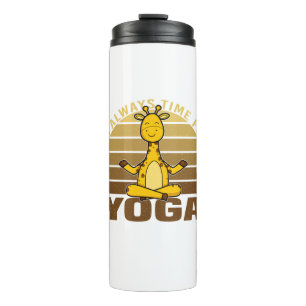 Die lustige niedliche Giraffe macht Yoga. lustige Thermosbecher