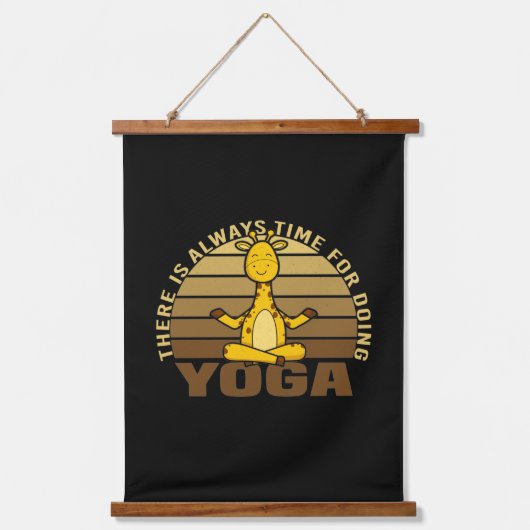 Die lustige niedliche Giraffe macht Yoga. lustige Wandteppich Mit Holzrahmen (Vorderseite)