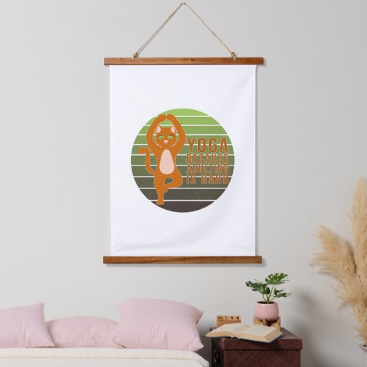 Die lustige niedliche Katze macht Yoga. Wandteppich Mit Holzrahmen (Schlafzimmer)