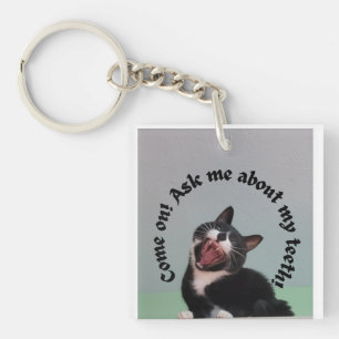 Die lustige Smoking Katze zeigt ihre Zähne. T-Shir Schlüsselanhänger