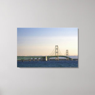 Die Mackinac Bridge überspannt die Straße von 2 Leinwanddruck