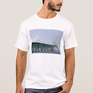 Die Mackinac Bridge überspannt die Straße von 2 T-Shirt
