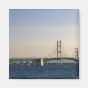 Die Mackinac-Brücke, die über die Straße von 3 Magnet