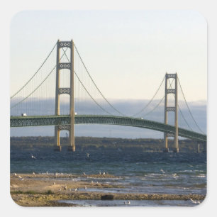 Die Mackinac-Brücke, die über die Straße von 4 Quadratischer Aufkleber