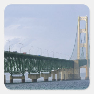 Die Mackinac-Brücke über die Straße 2 Quadratischer Aufkleber