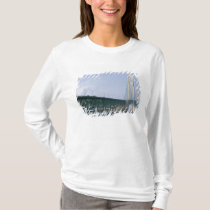 Die Mackinac-Brücke über die Straße 2 T-Shirt