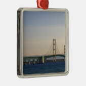 Die Mackinac-Brücke über die Straße 3 Ornament Aus Metall (Rechts)