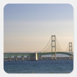 Die Mackinac-Brücke über die Straße 3 Quadratischer Aufkleber