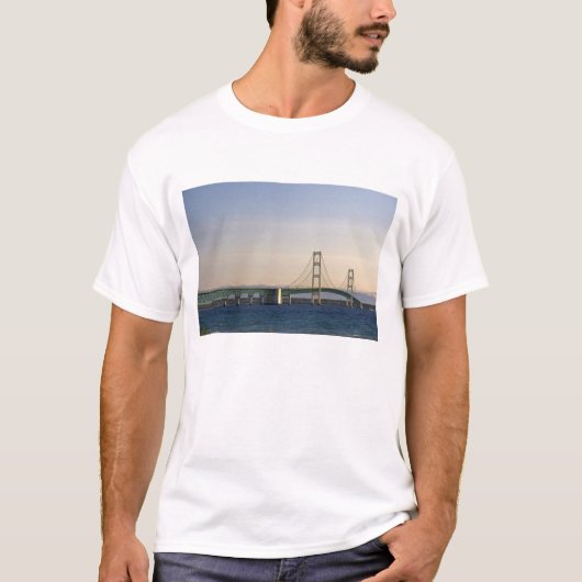 Die Mackinac-Brücke über die Straße 3 T-Shirt (Vorderseite)