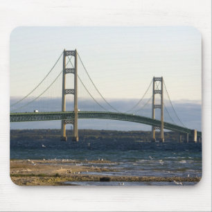 Die Mackinac-Brücke über die Straße 4 Mousepad
