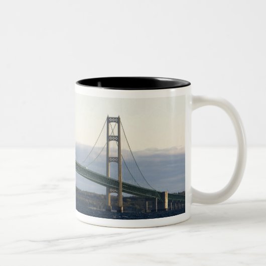 Die Mackinac-Brücke über die Straße 4 Zweifarbige Tasse (Rechts)