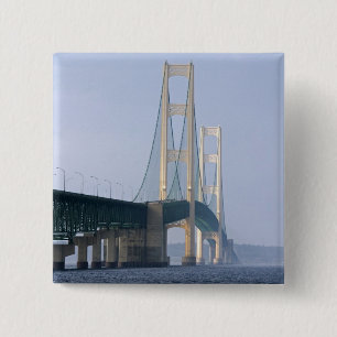 Die Mackinac-Brücke über die Straße von Button