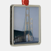 Die Mackinac-Brücke über die Straße von Ornament Aus Metall (Rechts)