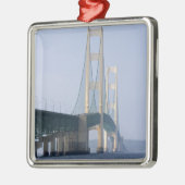 Die Mackinac-Brücke über die Straße von Ornament Aus Metall (Links)