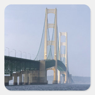 Die Mackinac-Brücke über die Straße von Quadratischer Aufkleber