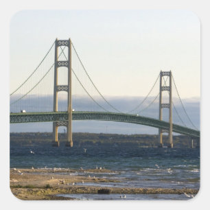 Die Mackinac-Brücke überspannt die Straße von 4 Quadratischer Aufkleber