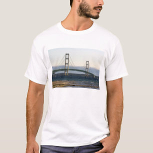 Die Mackinac-Brücke überspannt die Straße von 4 T-Shirt