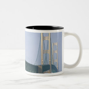 Die Mackinac Brücke, welche die Straßen von 2 Zweifarbige Tasse