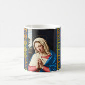 Die Madonna im Gebet, eine Landschaft jenseits Kaffeetasse (Mittel)