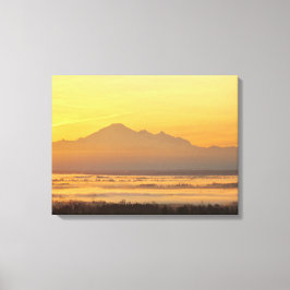 Die Magie des Gebirges am Morgen. Leinwanddruck