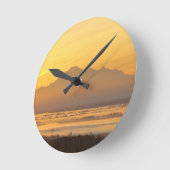 Die Magie des Gebirges am Morgen. Runde Wanduhr (Winkel)