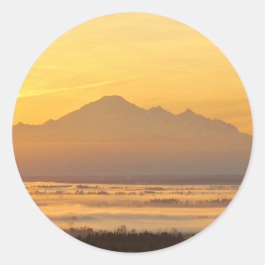 Die Magie des Gebirges am Morgen. Runder Aufkleber (Vorderseite)