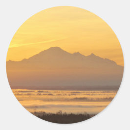 Die Magie des Gebirges am Morgen. Runder Aufkleber