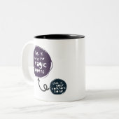 Die Magie passiert außerhalb Ihrer Komfortzone Zweifarbige Tasse (Vorderseite Links)