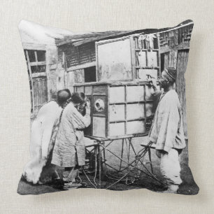 Die magische Laterne, c.1870 (b/w Foto) Kissen