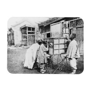 Die magische Laterne, c.1870 (b/w Foto) Magnet
