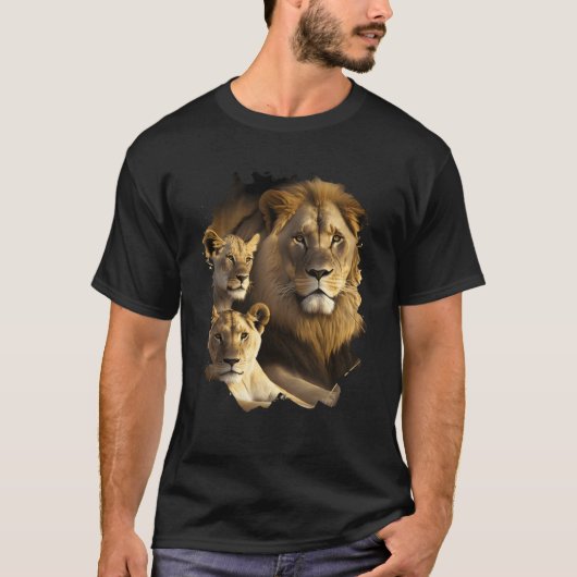 Die majestätische Löwenfamilie in der Wildnis von  T-Shirt (Vorderseite)