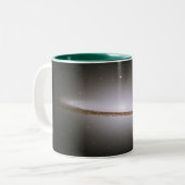 Die majestätische Sombrero-Galaxie (M104) Zweifarbige Tasse (Vorderseite Links)