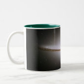 Die majestätische Sombrero-Galaxie (M104) Zweifarbige Tasse (Links)