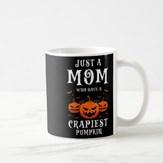 Die Mama der Frau an der Weihnachtsfeier mit dem S Kaffeetasse