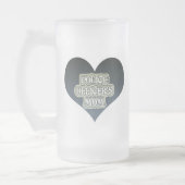 Die Mama des Polizei-Offiziers Mattglas Bierglas (Links)